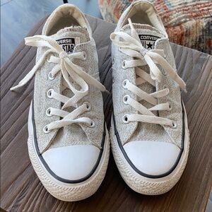 Gray & white converse Allstar size 6